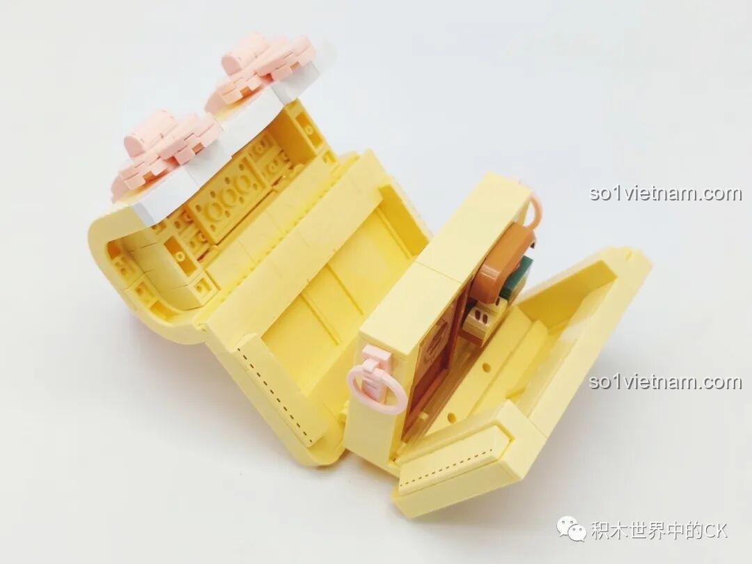 Toàn cảnh tiệm bánh mì mini bên trong túi Wekki 516911, với lò nướng và các kệ bánh.