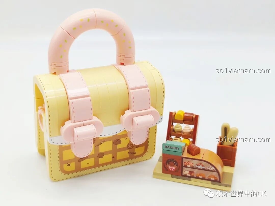 Cận cảnh tiệm bánh mì mini từ bộ Wekki 516911, với quầy trưng bày, kệ bánh và những chiếc bánh mì baguette.