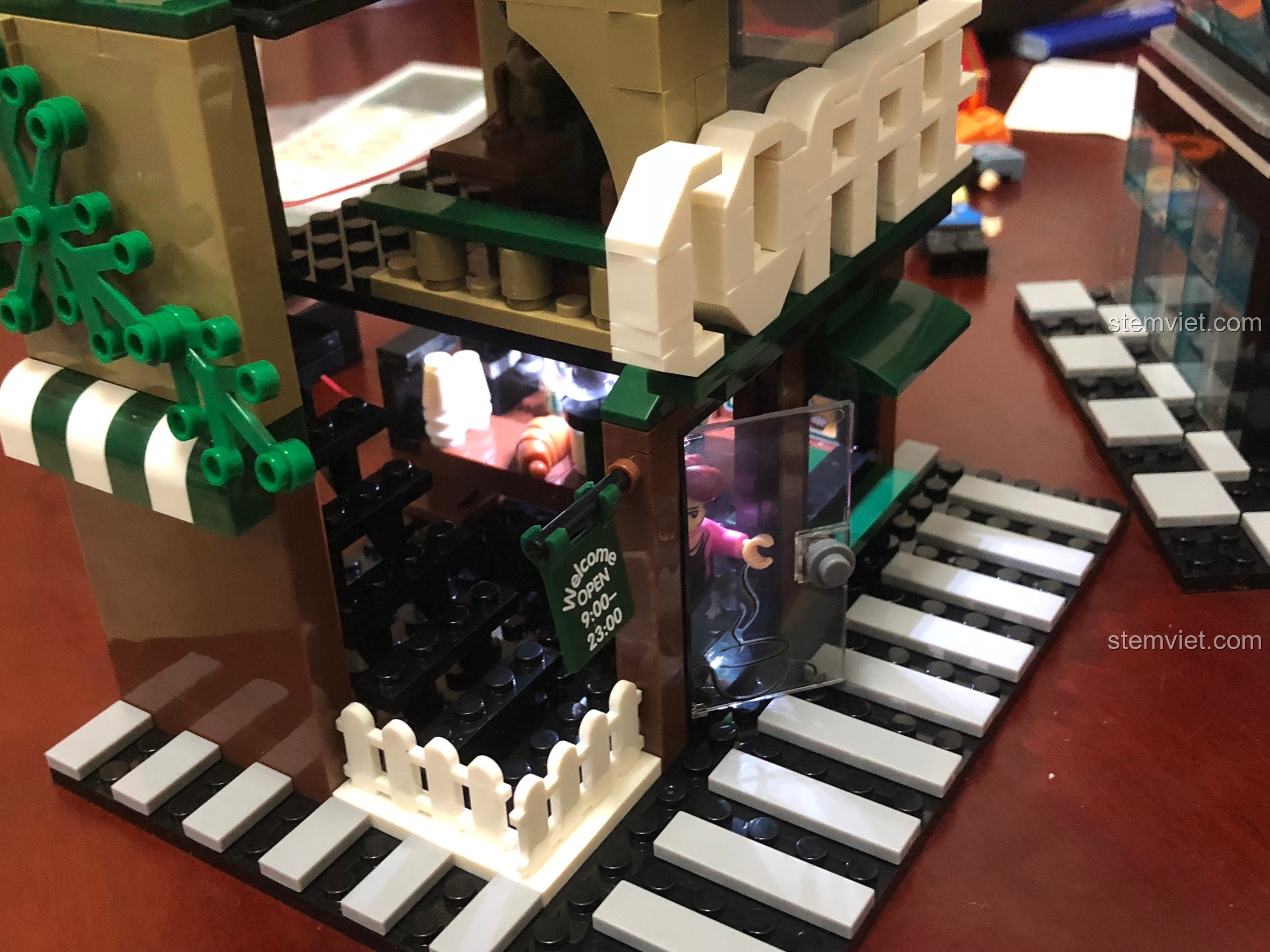 Góc nhìn từ trên cao của mô hình tiệm cà phê Sembo 601019 với đèn LED sáng rực rỡ bên trong.