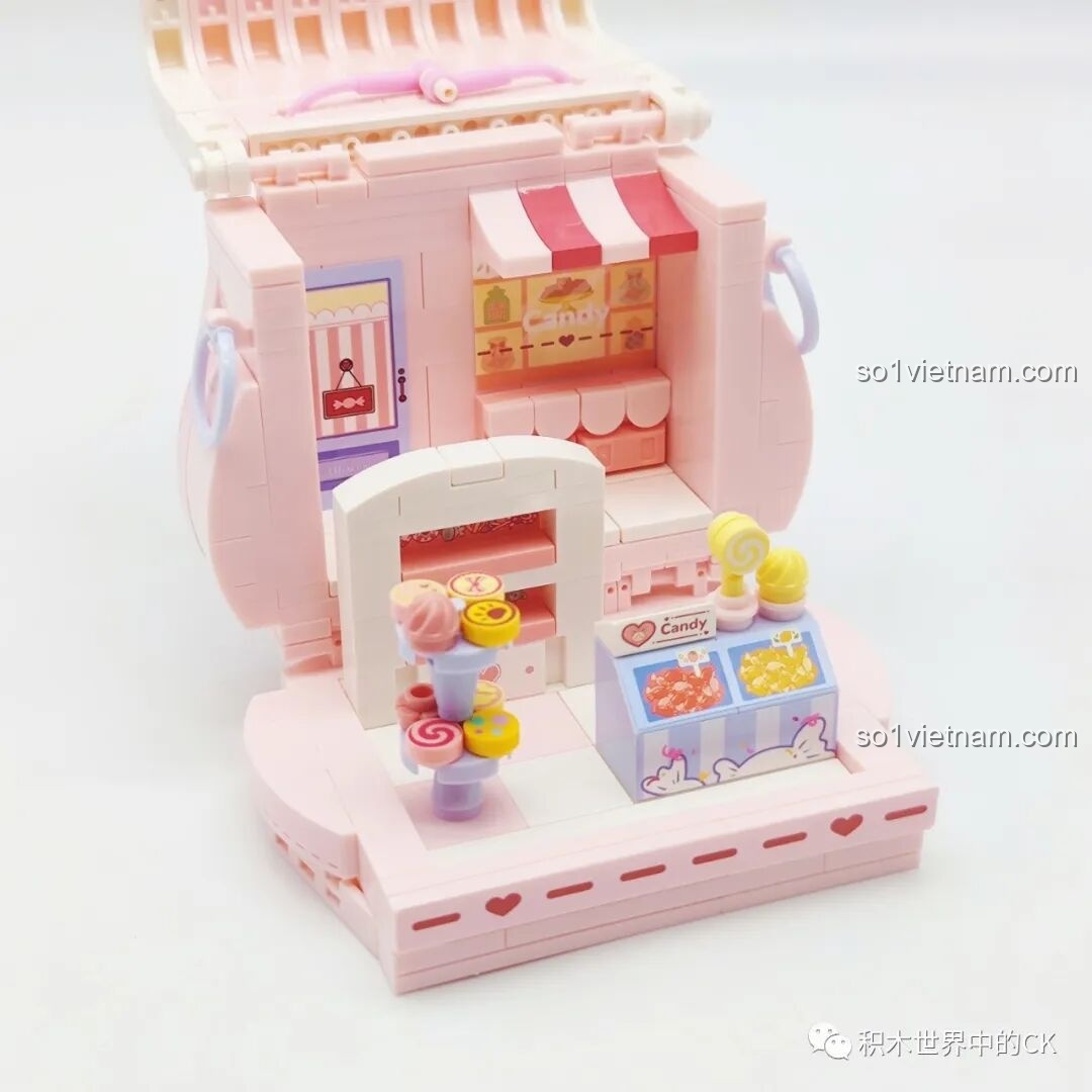 Tiệm kẹo ngọt Wekki 516909 với quầy kẹo mini được đặt vào bên trong, tạo thành một không gian vui chơi hoàn chỉnh.