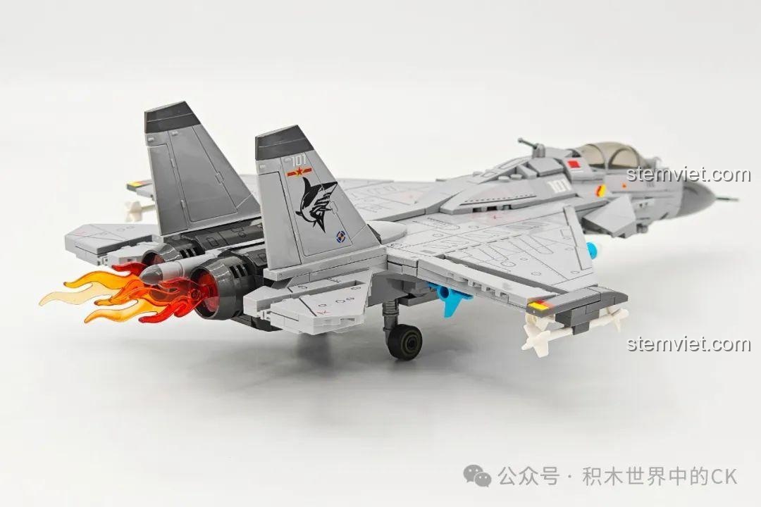 Góc nhìn từ sau của tiêm kích J-15, cho thấy thiết kế đối xứng, thuộc bộ đồ chơi mô hình Bộ ba chiến đấu cơ.