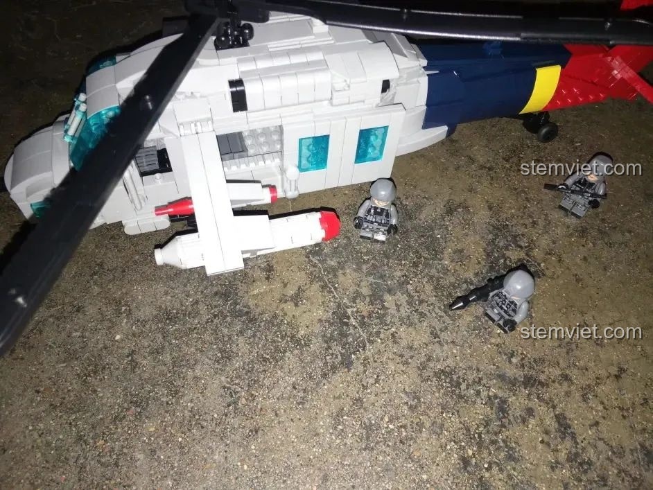 Các minifigure đang tương tác với mô hình trực thăng WOMA C0897, cho thấy tiềm năng vui chơi của sản phẩm.