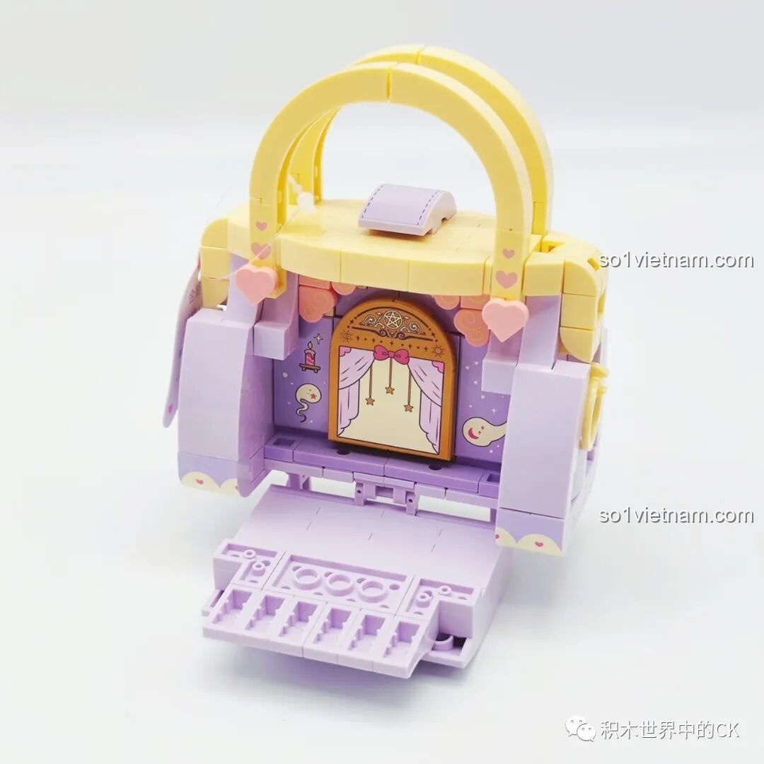 Tiệm phép thuật mini Wekki 516910 hoàn chỉnh, với các vật phẩm được sắp xếp gọn gàng bên trong túi.