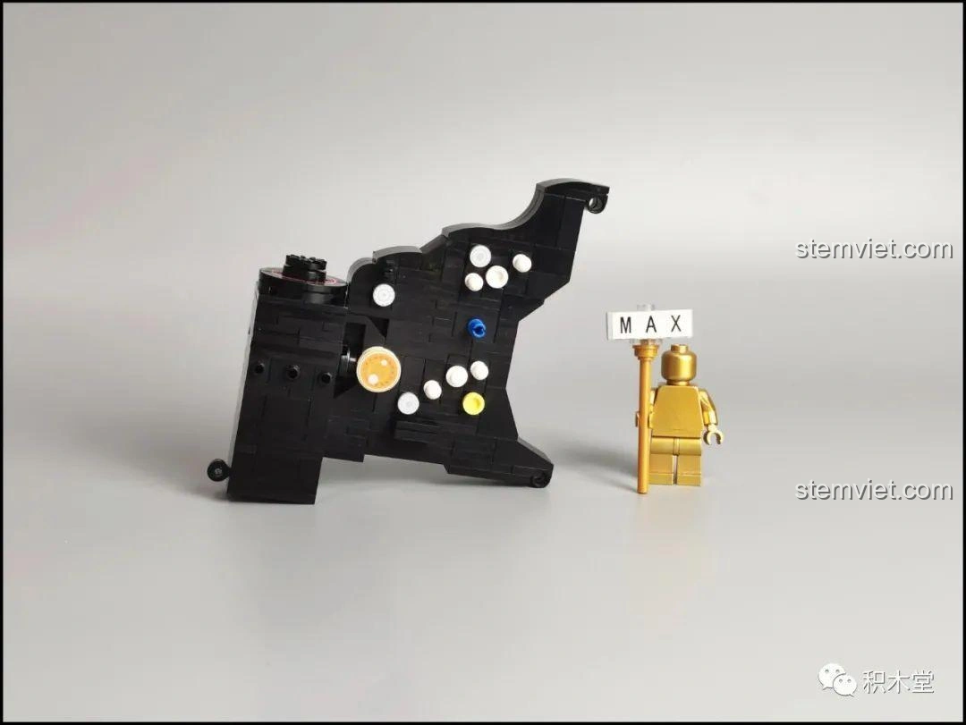 Tiến độ lắp ráp mô hình máy chiếu phim cổ điển Zhegao 00907, các chi tiết đang được ghép nối.