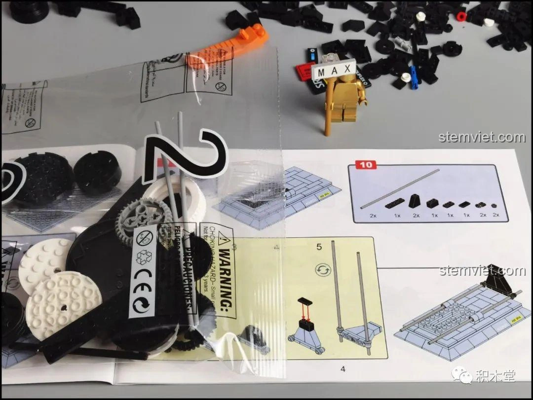 Tiến độ lắp ráp mô hình máy quay phim vintage Zhegao 00906, các chi tiết đang được ghép nối.