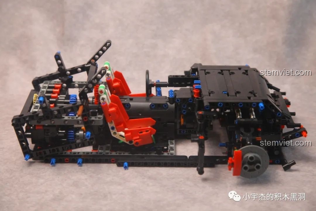 Tiến độ lắp ráp mô hình K-box 10222 sau khi hoàn thành túi số 3, khung xe đã được mở rộng và gia cố.