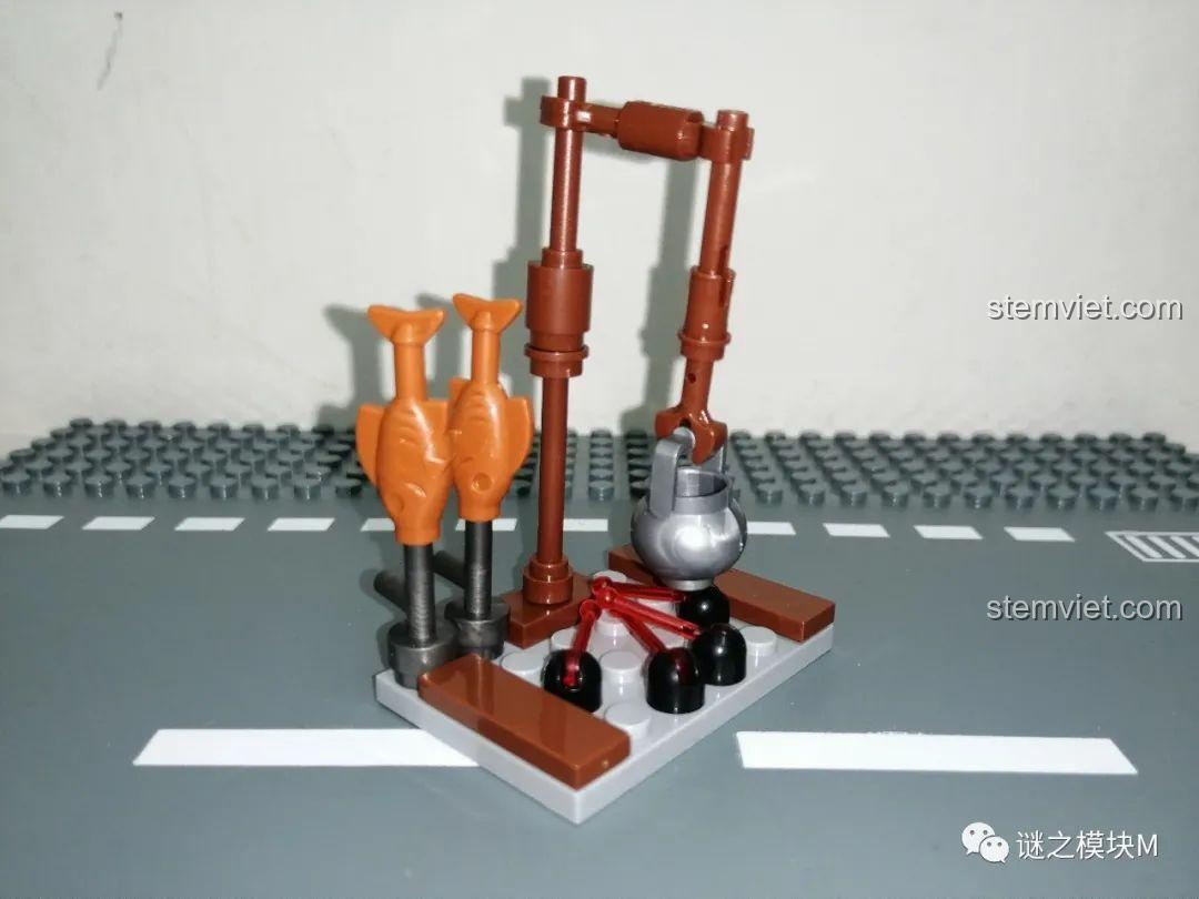 Tiểu cảnh bếp lửa và cá nướng trong bộ đồ chơi lắp ráp PRCK 69612.