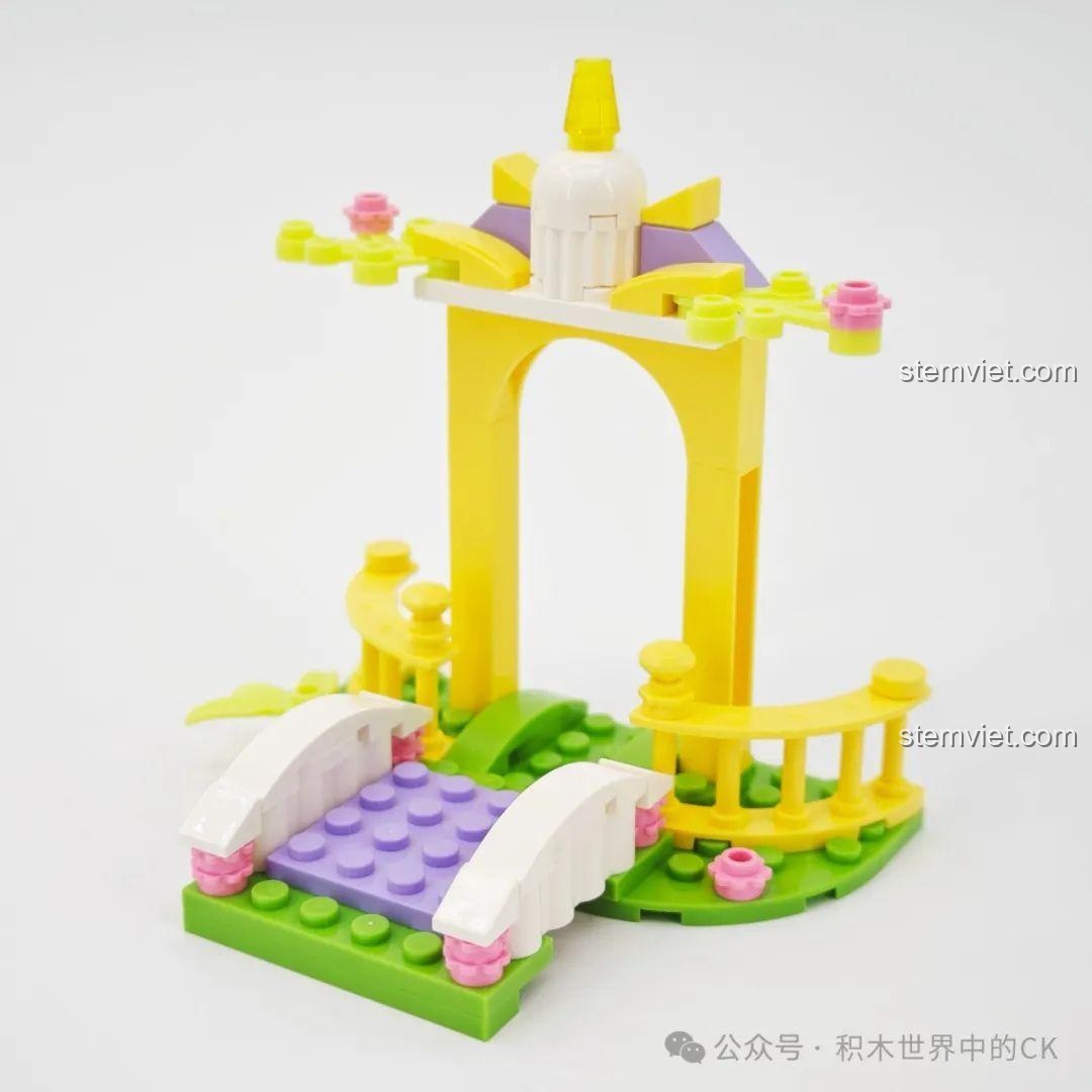 Tiểu cảnh cây cầu và cổng chào trong bộ xếp hình Keeppley 36012, màu sắc vàng và tím hài hòa.