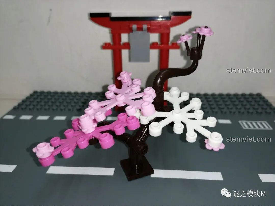 Tiểu cảnh cây hoa anh đào lắp ráp từ các mảnh ghép trong bộ PRCK 69612 Các Trụ Cột Sát Quỷ Đội.