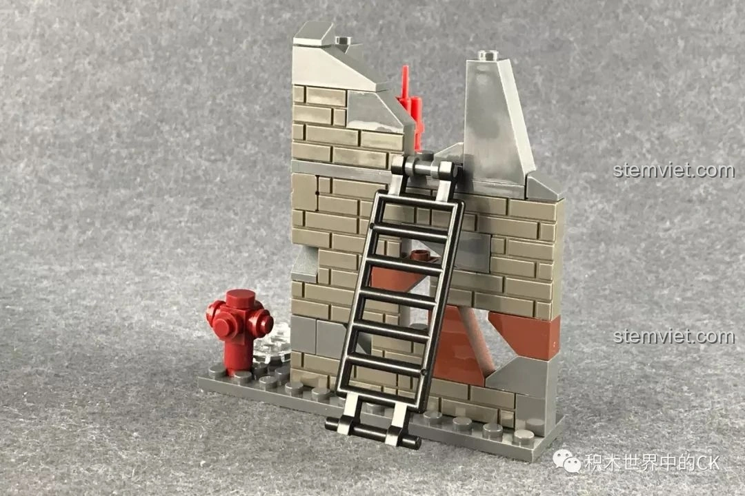 Tiểu cảnh chiến trường nhỏ đi kèm bộ đồ chơi lắp ráp Xe tăng Thiên Hổ Scorpio Tiger XB-06015, với bức tường đổ nát và thang.