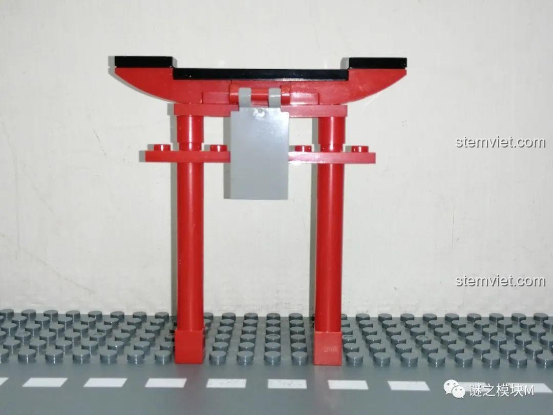 Tiểu cảnh cổng Torii màu đỏ trong bộ đồ chơi lắp ráp PRCK 69612 Dàn nhân vật Kimetsu no Yaiba.