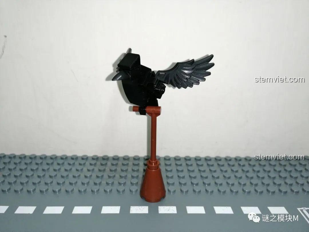Tiểu cảnh quạ truyền tin màu đen trong bộ đồ chơi lắp ráp PRCK 69612.