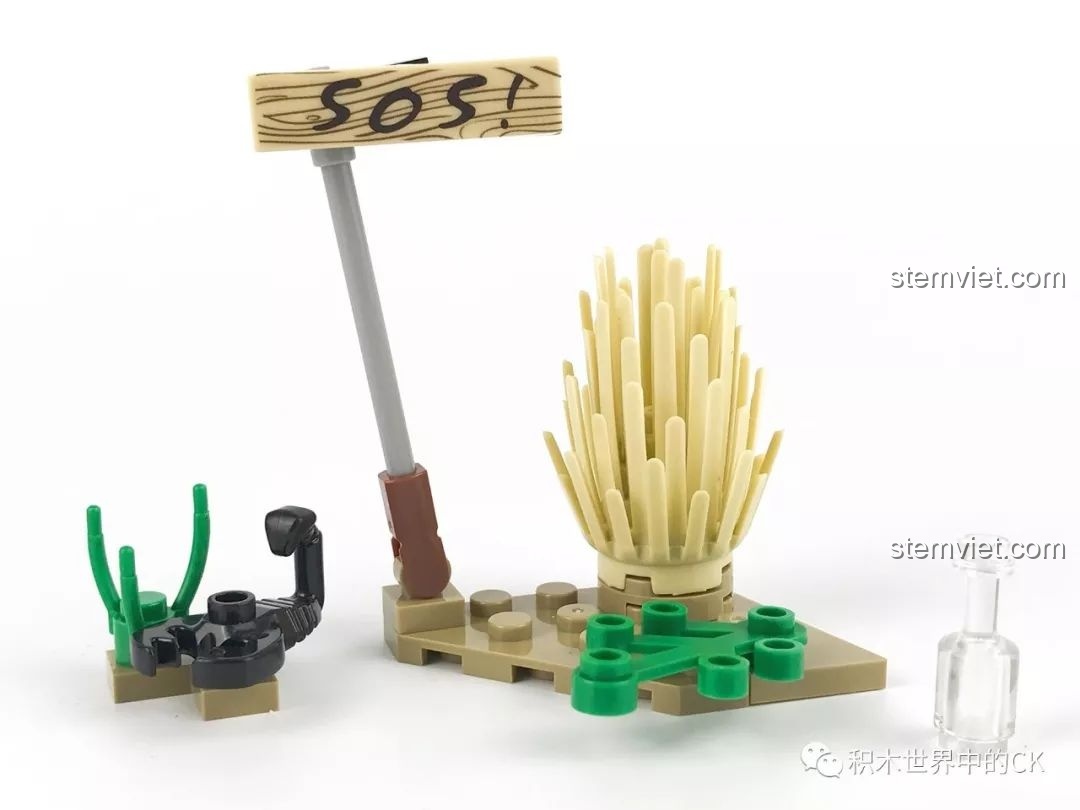 Tiểu cảnh sa mạc trong bộ SEMBO 9552, bao gồm biển báo SOS, bụi cây và bọ cạp, tạo bối cảnh cho câu chuyện.