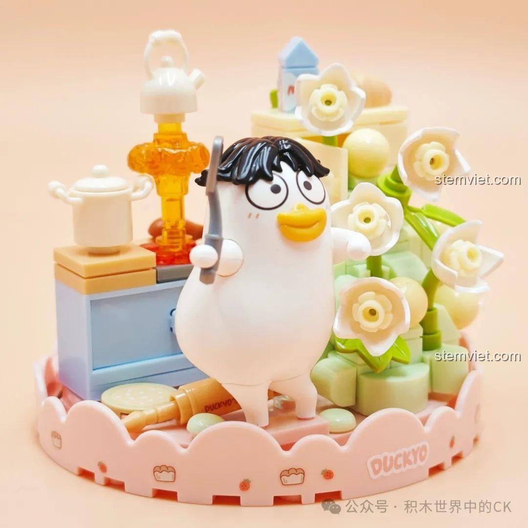 Góc nhìn chính diện của mô hình SEMBO 612025, với nhân vật Tiểu Lưu Vịt đầu bếp và các dụng cụ làm bánh.