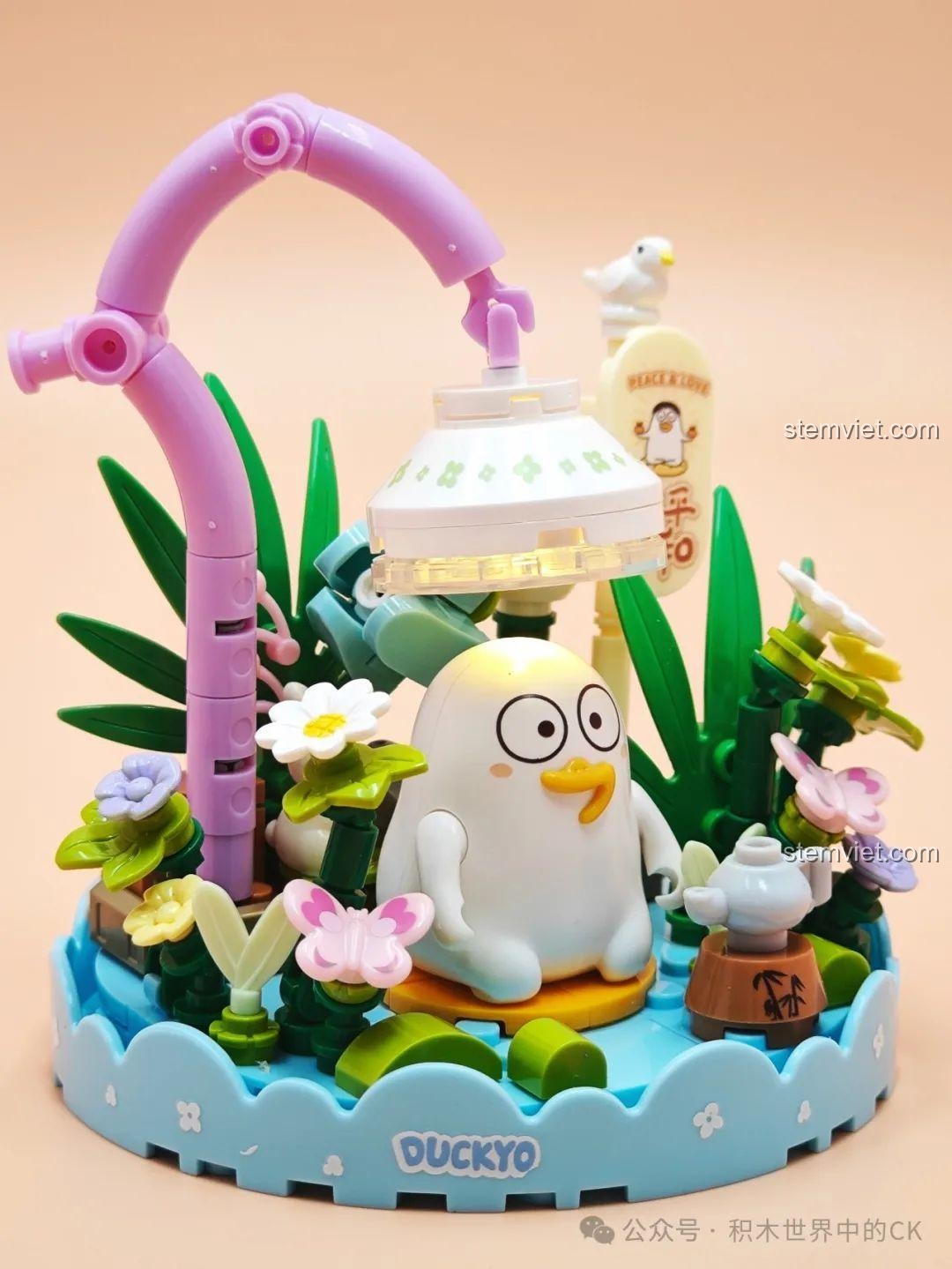 Góc nhìn chính diện của mô hình SEMBO 612026, với nhân vật Tiểu Lưu Vịt ngồi giữa vườn hoa dưới ánh đèn.