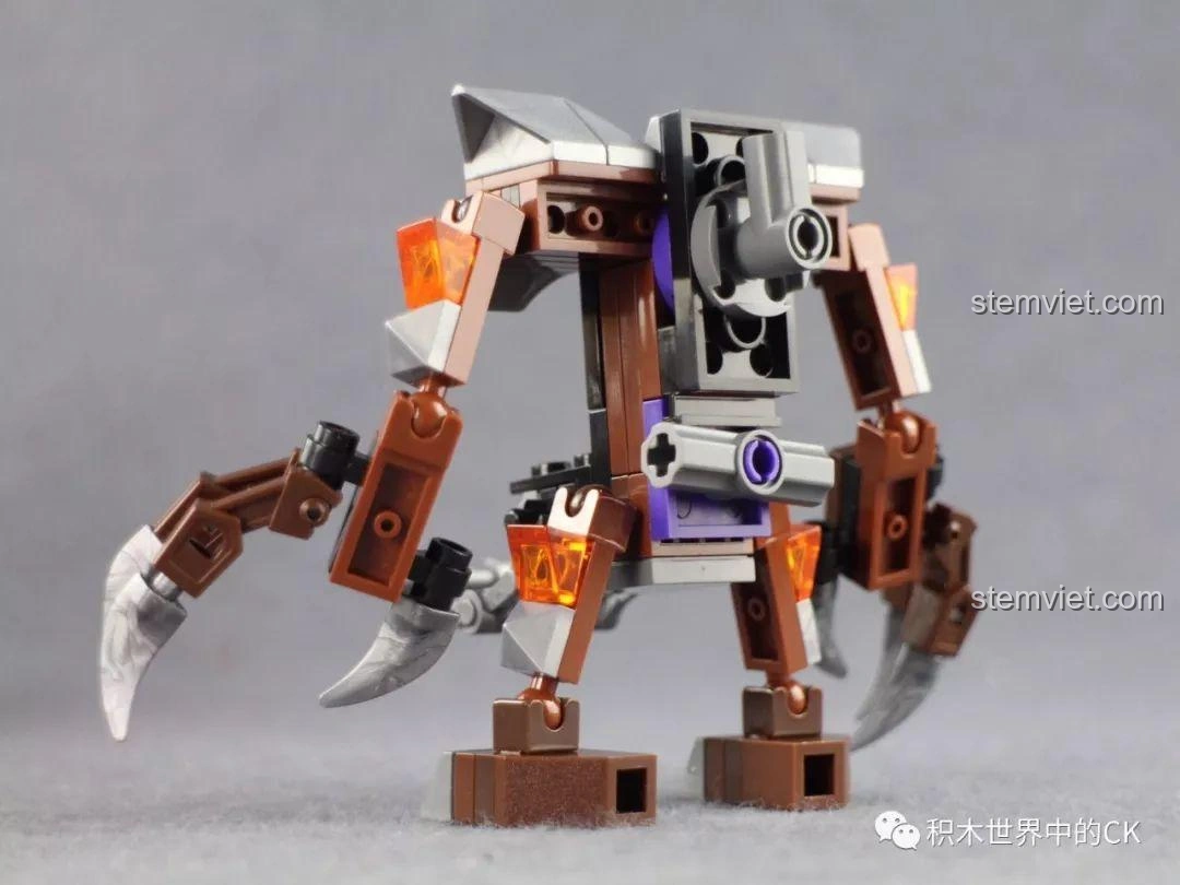 Tiểu Toản Phong ngồi trong cỗ máy của mình, sẵn sàng chiến đấu trong bộ lắp ráp QMAN 3805 Tây Du Giáng Ma Ngộ Không Truyền.