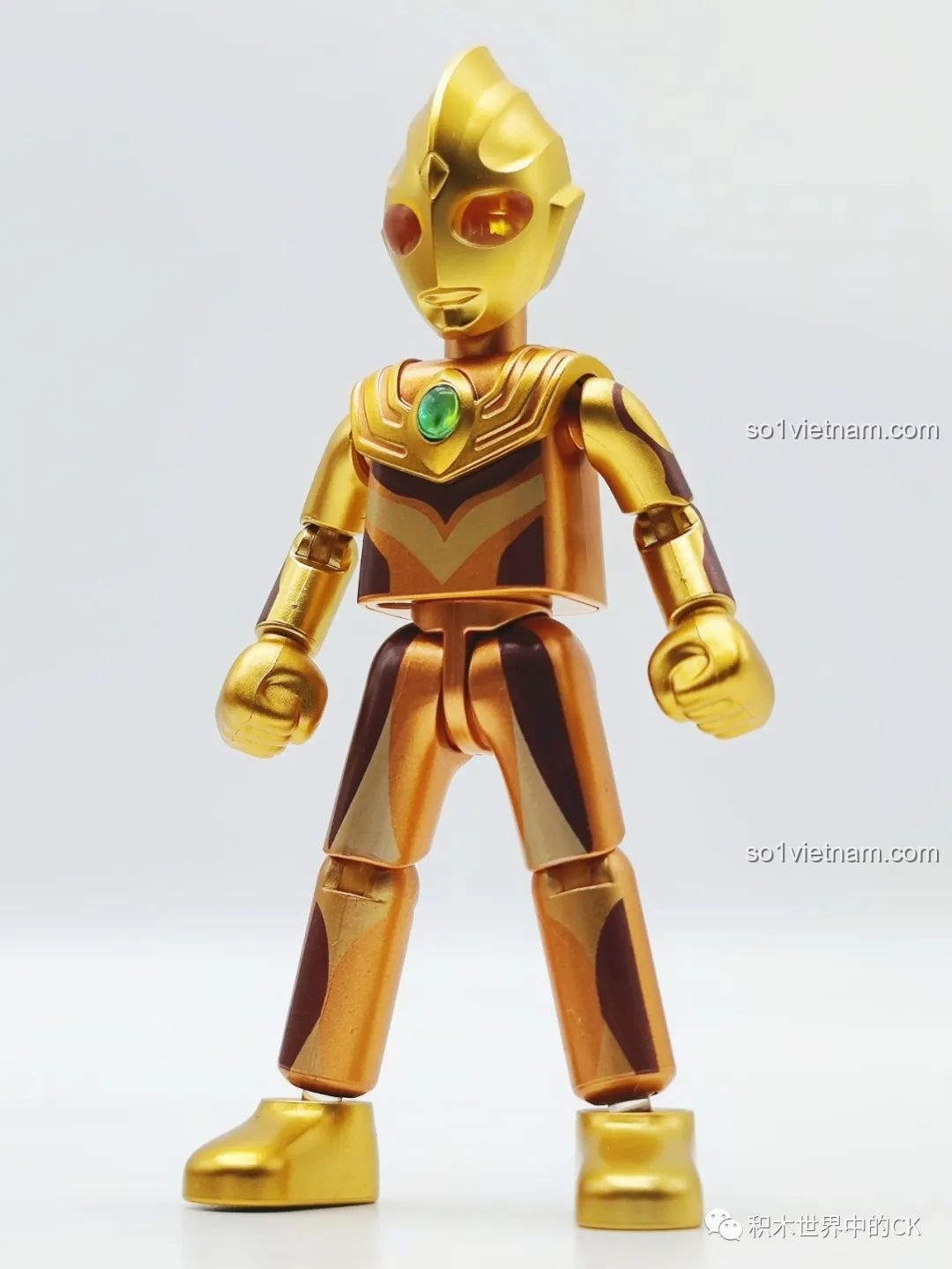 Tiga Ultraman Composite Type phiên bản vàng kim trong Bộ Sưu Tập Ultraman 2023.