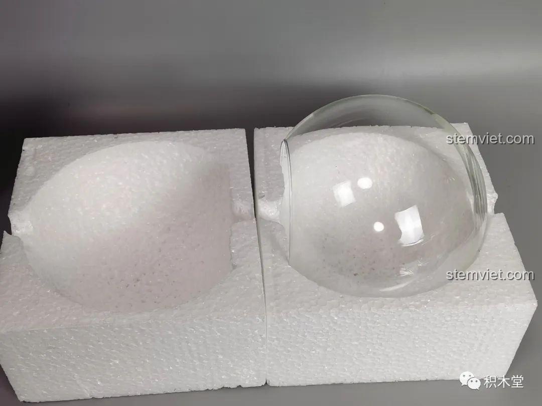 Minh họa hiện tượng khúc xạ ánh sáng qua quả cầu thủy tinh.