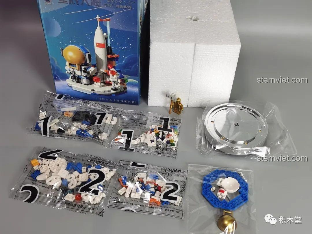 Toàn bộ linh kiện bên trong hộp: túi mảnh ghép, đế đèn LED, quả cầu thủy tinh.