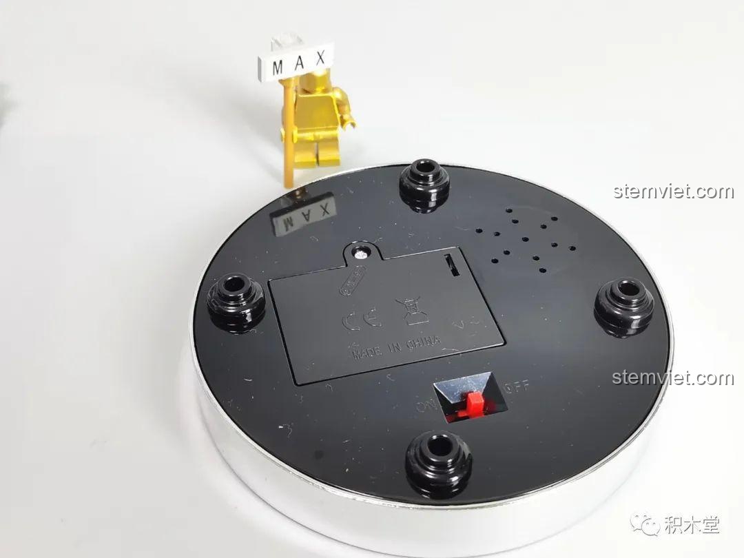 Cận cảnh chi tiết búa sửa chữa trên mô hình phi hành gia.