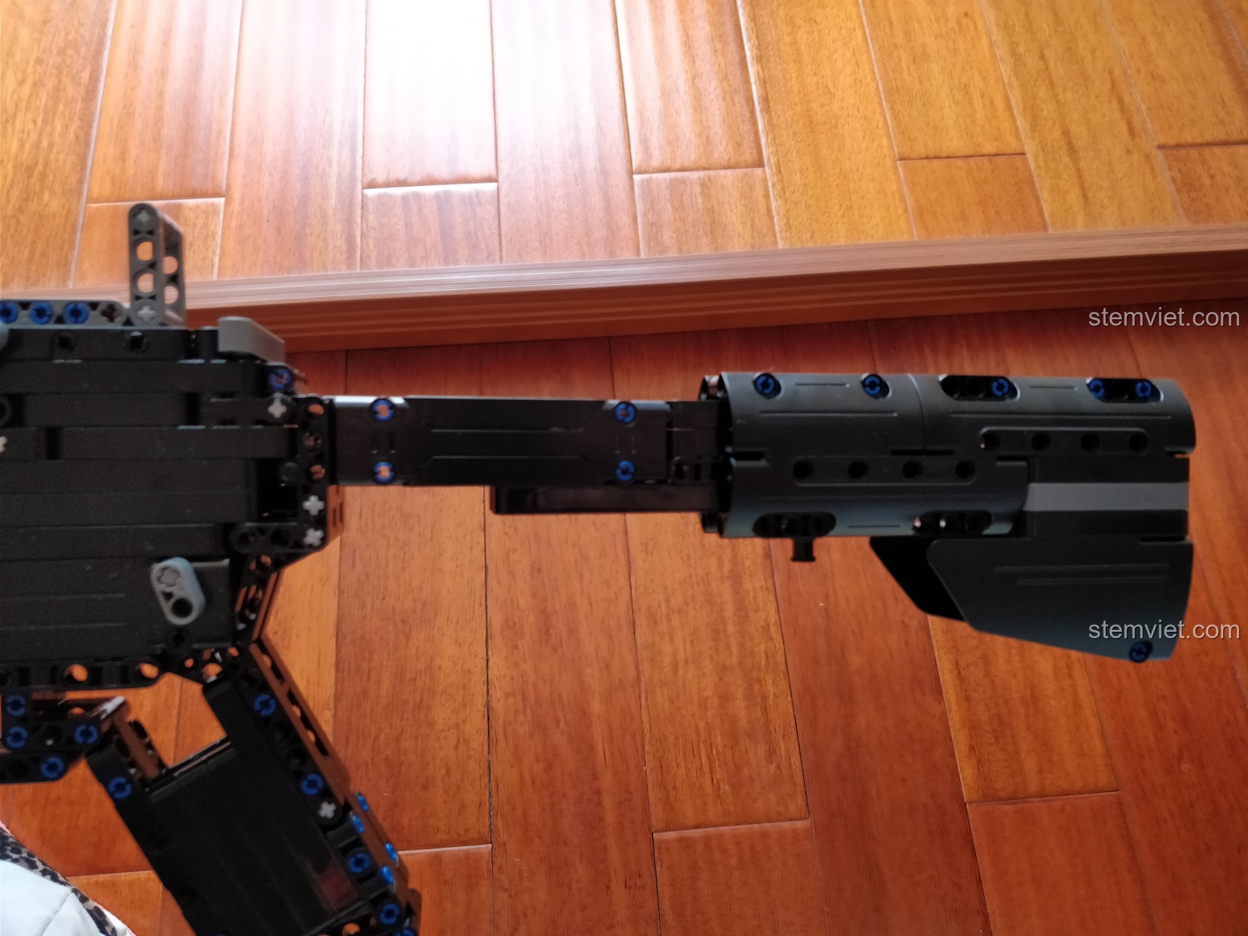 Cận cảnh tính năng báng súng có thể kéo dài của bộ xếp hình Mô súng trường chiến đấu 81005.