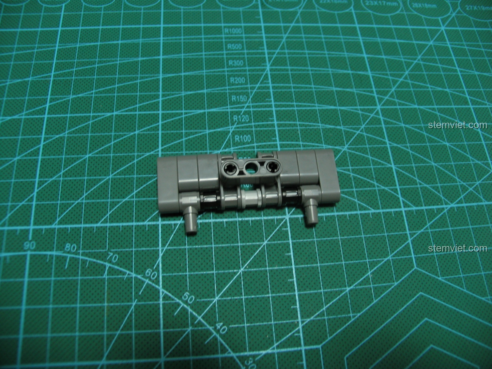 Báng súng của mô hình M4A1 CaDA có thể điều chỉnh được độ dài, một tính năng thú vị.