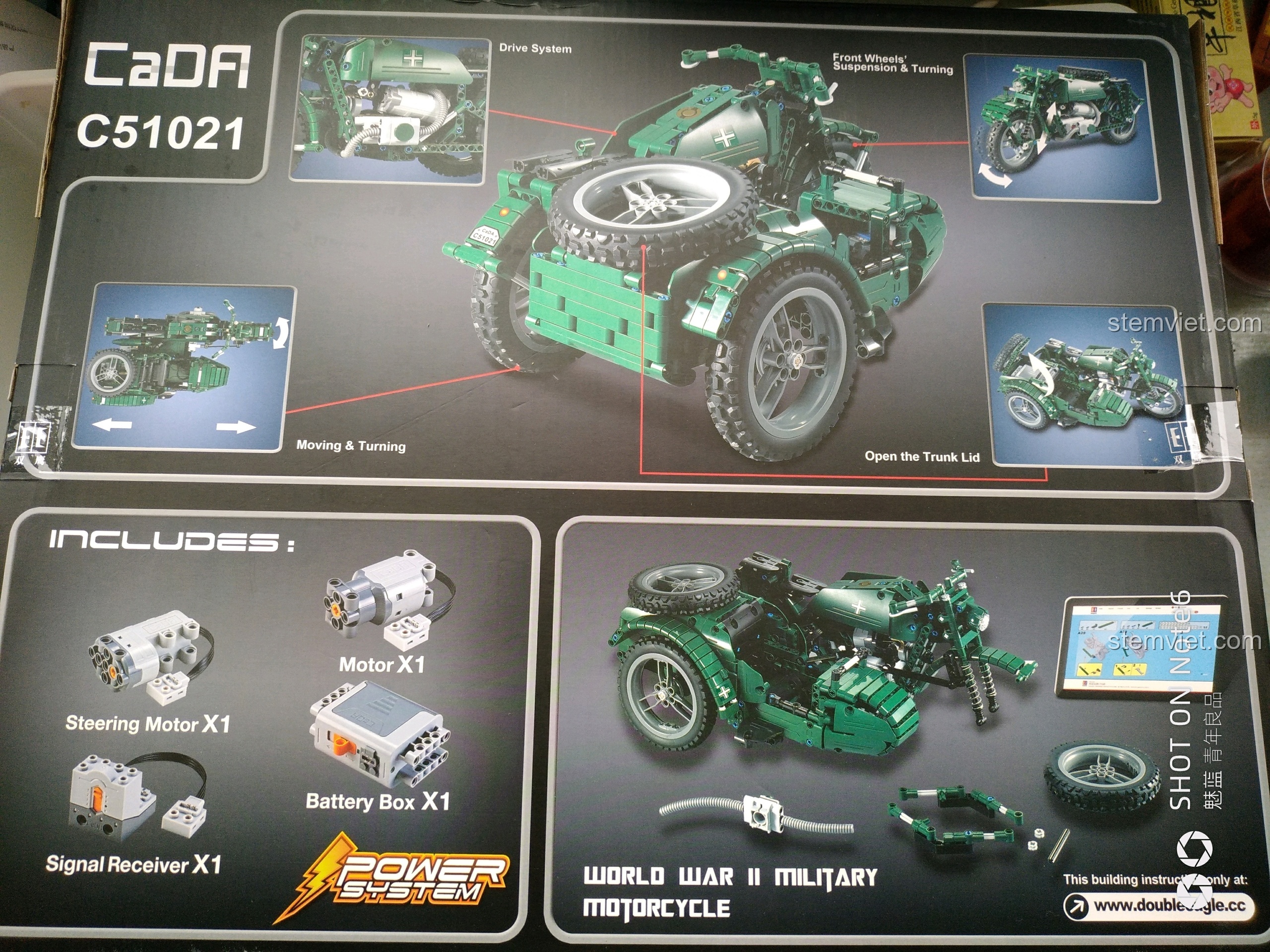 Mặt sau hộp bộ lắp ráp CaDA C51021 mô tả các tính năng như hệ thống lái, động cơ, và các bộ phận điều khiển từ xa.