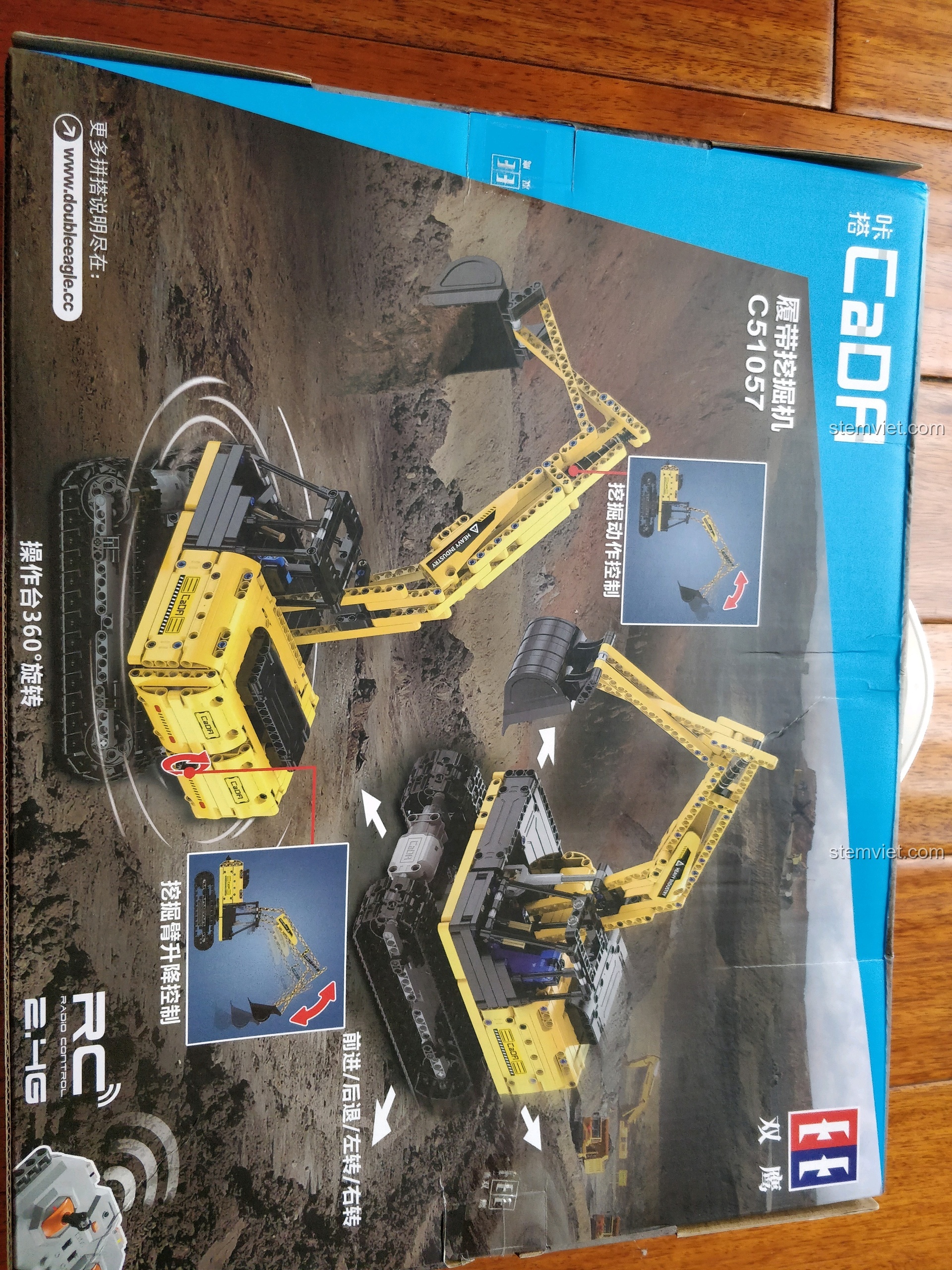 Mặt sau hộp đồ chơi mô hình CaDA C51057 giá rẻ, minh họa các chức năng điều khiển từ xa và chuyển động của máy xúc.