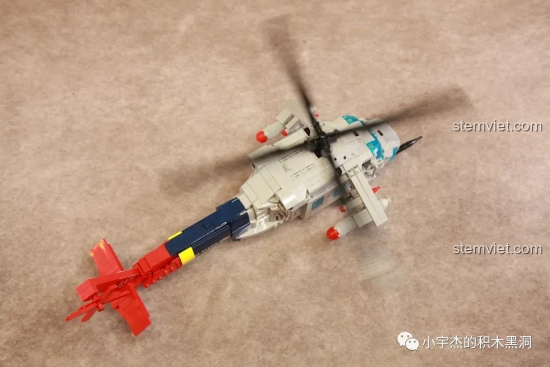 Mô hình WOMA C0897 với tính năng cánh quạt chính quay bằng dây cót, tạo ra chuyển động tự động độc đáo.