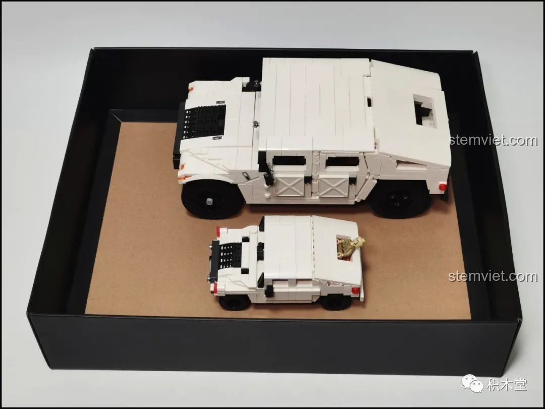 Cả hai mô hình Humvee sau khi lắp ráp xong có thể được đặt gọn gàng vào bên trong hộp sản phẩm để cất giữ.