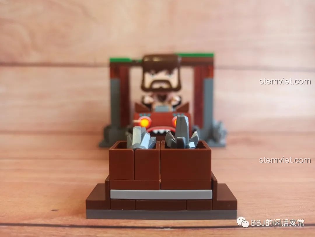 Cảnh Tù trưởng trên xe mỏ đang lao về phía thùng quặng, mô tả tính năng chơi của bộ QMAN 4906.