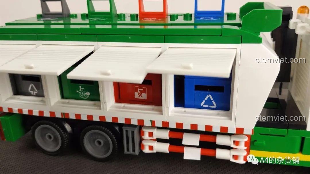Tính năng mở cửa hông của xe tải Sluban B0780 để đặt các thùng rác phân loại vào trong.