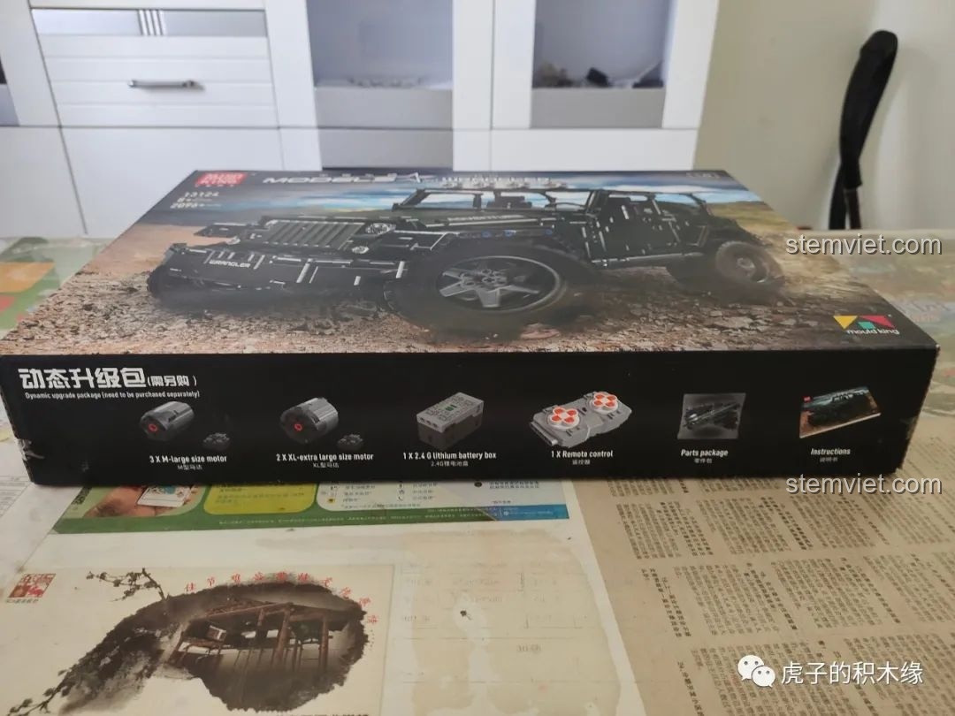 Mặt sau hộp Mould King 13124D liệt kê các tính năng động cơ như hộp số, gài cầu, và khóa vi sai.