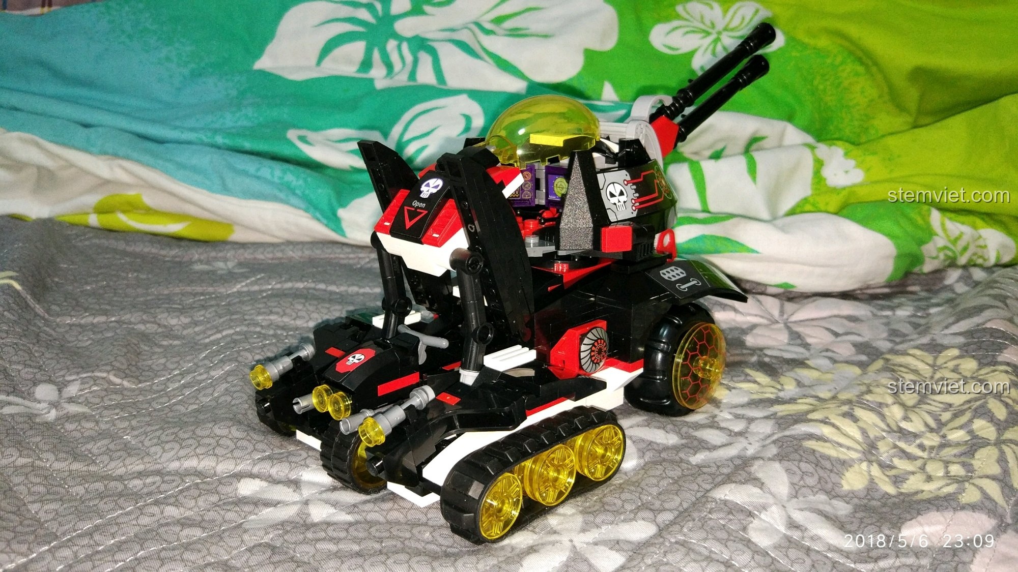 Tính năng đặc biệt của xe Pháo Laser QMAN 2715: mở khoang trước để lộ chiếc mô tô ẩn bên trong.