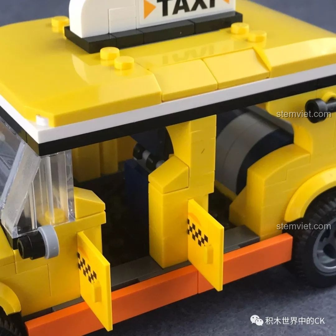 Xe taxi QMAN 1134 với các cánh cửa được mở ra, thể hiện tính năng tương tác của bộ đồ chơi.