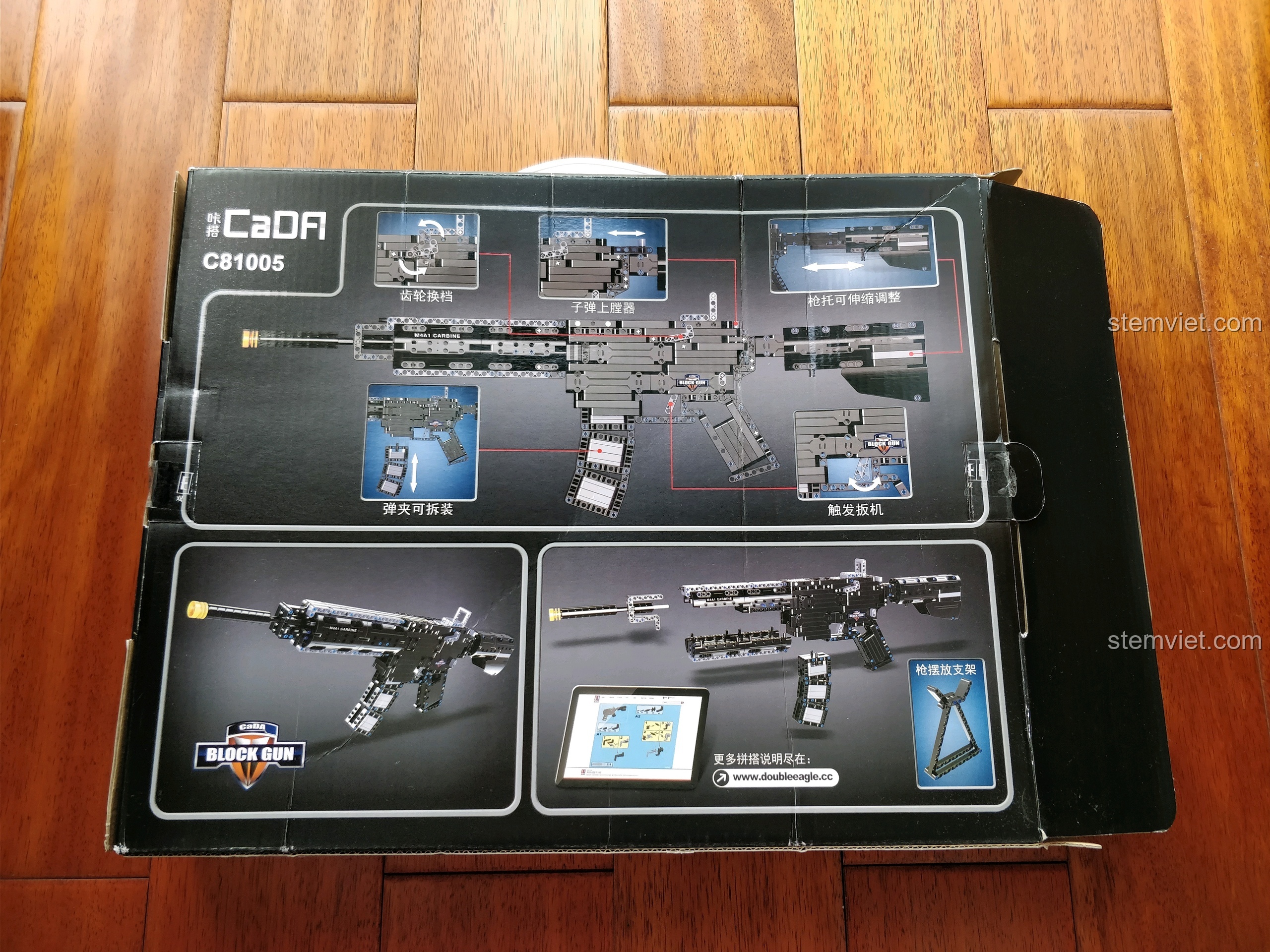 Mặt sau hộp CaDA C81005 mô tả các tính năng của mô hình súng trường M4A1 như báng súng co giãn và cơ chế bắn.