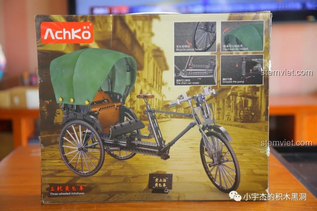 Mặt sau hộp AchKo 50015 mô tả các tính năng của mô hình xe xích lô như đầu xe xoay, mui gập.