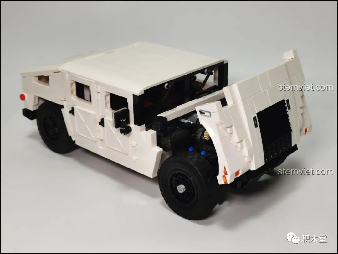 Mô hình Humvee C61027 với nắp capo được mở ra, để lộ khối động cơ V8 và hệ thống treo phía trước.