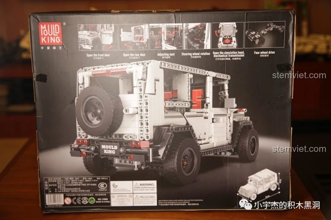 Mặt sau hộp Mould King 13069 mô tả các tính năng chi tiết của xe địa hình Mercedes G500 như cửa mở, ghế điều chỉnh.