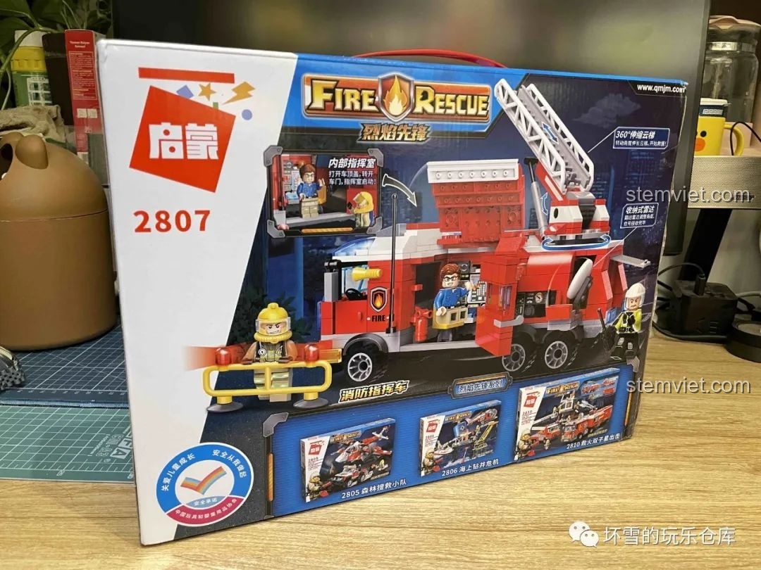 Mặt sau hộp đồ chơi QMAN 2807 mô tả các tính năng có thể tương tác của mô hình xe chỉ huy cứu hỏa.