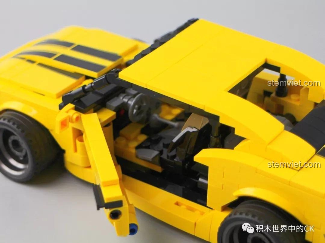 Tính năng mở cửa xe của đồ chơi mô hình Bumblebee SEMBO 701504, cho thấy nội thất bên trong.