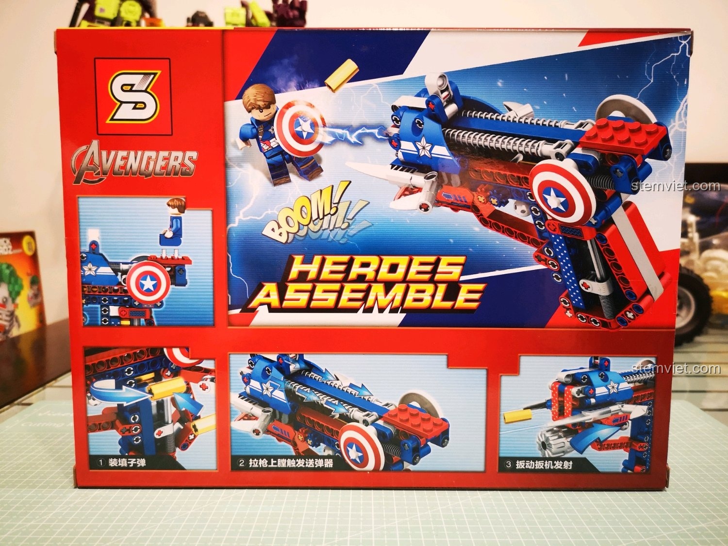Mặt sau hộp đồ chơi mô hình Súng Captain America 7018C hiển thị các cơ chế hoạt động và tính năng chính của sản phẩm.