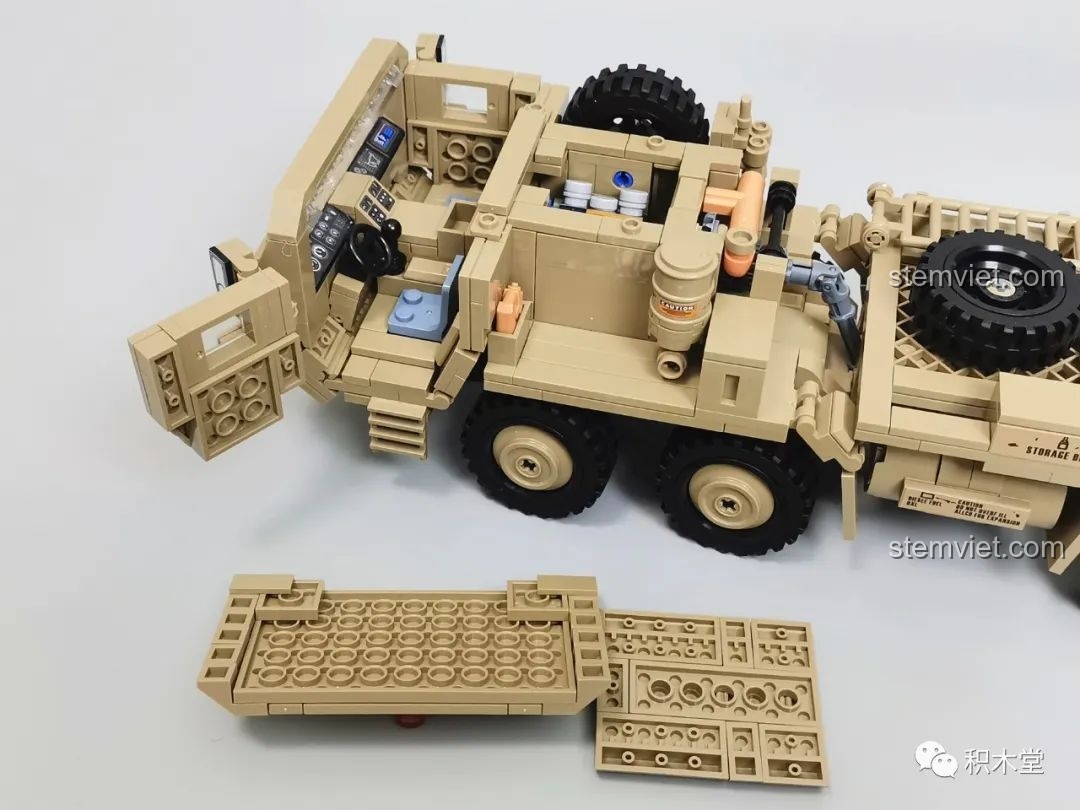 Tính năng tháo lắp nhanh của nóc cabin và nắp capo trên mô hình Xe Tải Tên Lửa M983 628014.