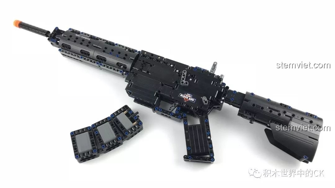 Mô hình súng M4A1 CaDA C81005 với tính năng băng đạn có thể tháo rời, tăng tính tương tác cho người chơi.