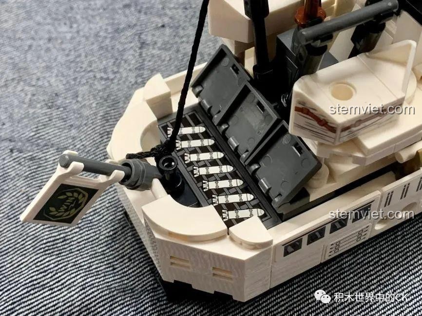 Tính năng có thể mở được ở boong sau của bộ xếp hình Tàu di tản Dunkirk, tăng thêm tính tương tác cho bé.