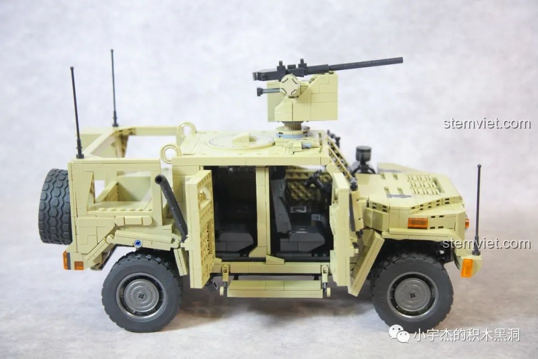 Mô hình xe JLTV với nắp capo và các cửa mở, thể hiện các tính năng tương tác.