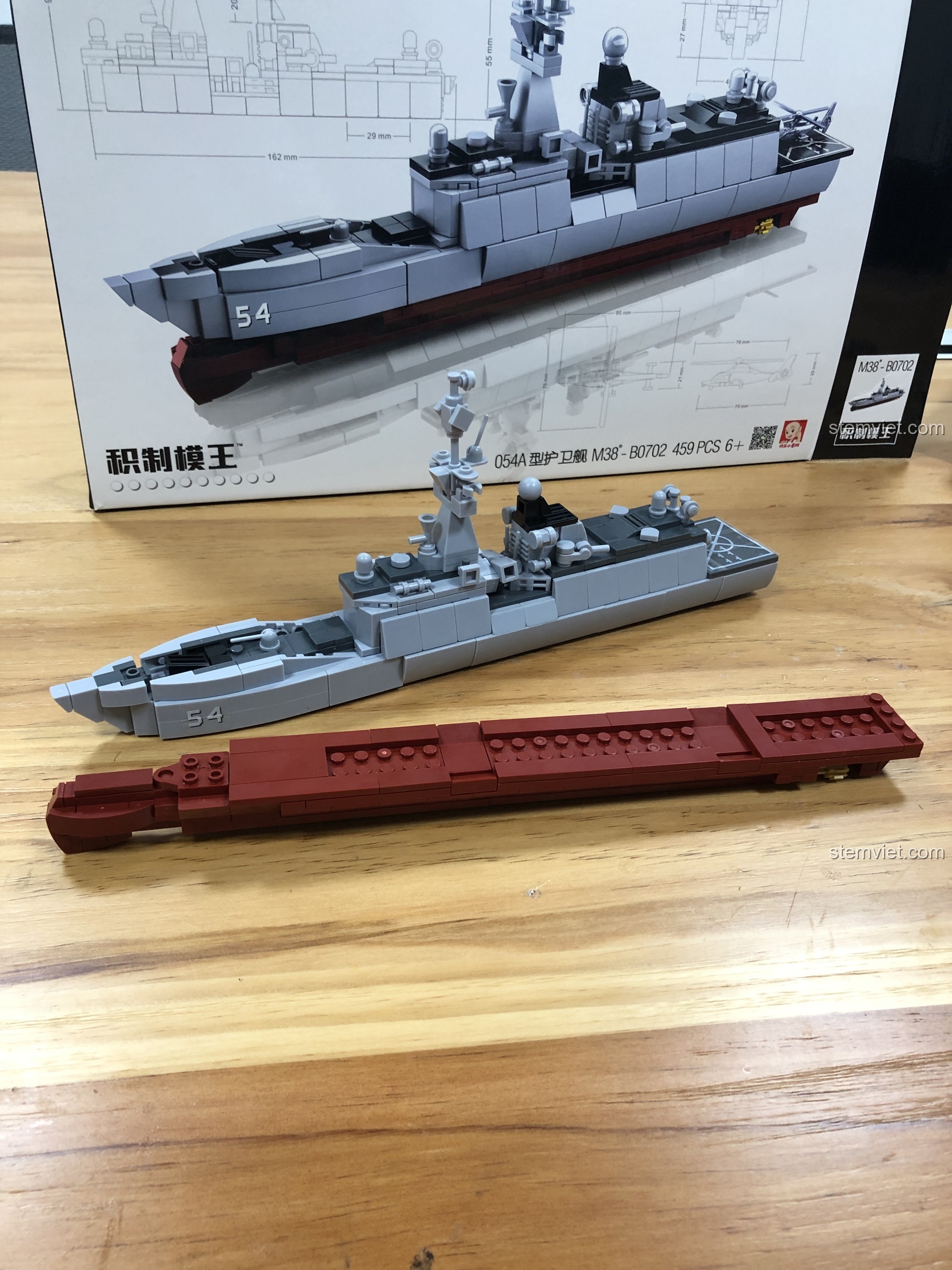 Tính năng tháo rời đáy tàu của bộ xếp hình Tàu hộ vệ tên lửa Kiểu 054A 702, một thiết kế độc đáo và sáng tạo.