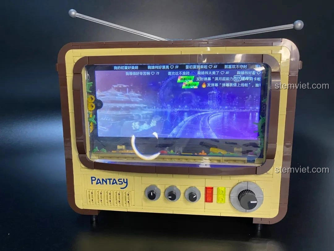 Mô hình Pantasy 61008 Tivi Cổ Điển đặt trên khăn trải bàn retro.