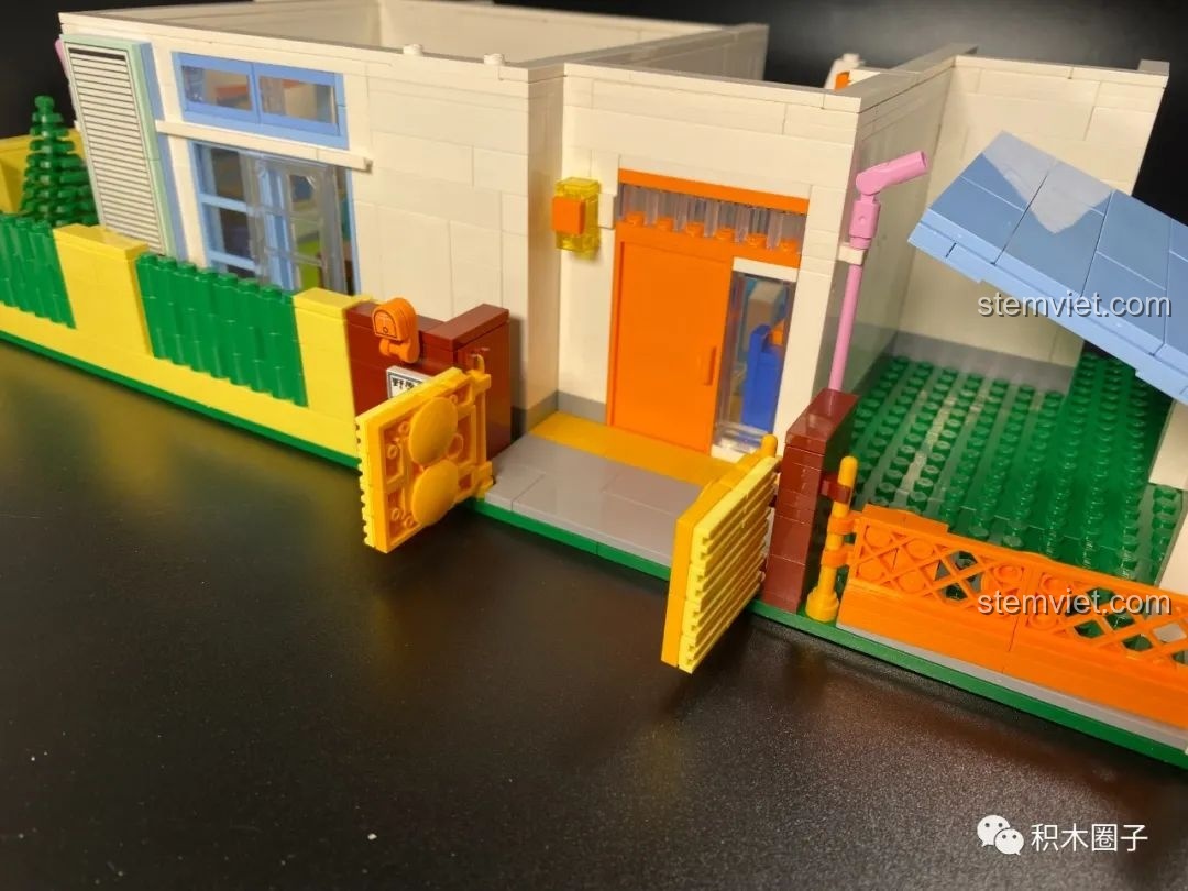 Cận cảnh cổng chính và hàng rào của bộ lắp ráp Tổ ấm của gia đình Shin-chan cho bé 14 tuổi.