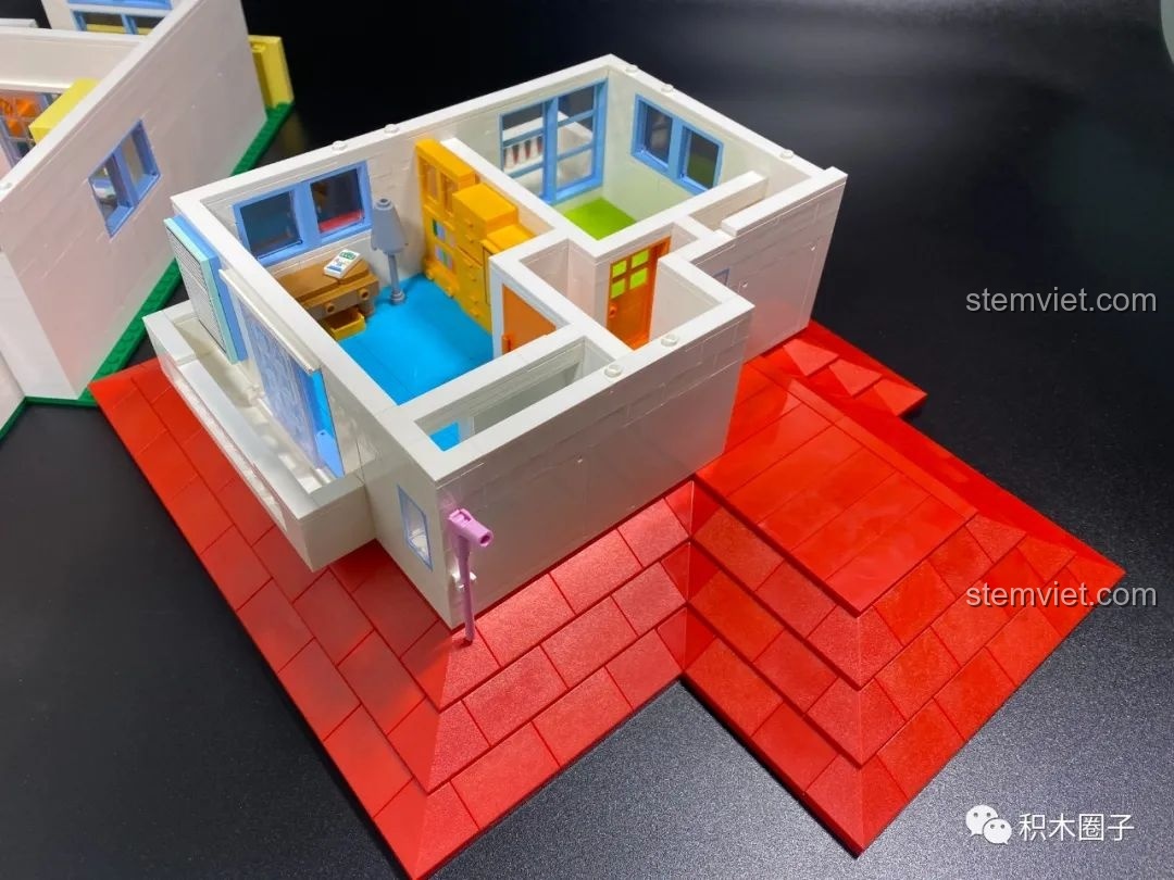 Đặt tầng 2 lên trên mái tầng 1 của bộ lắp ráp Tổ ấm của gia đình Shin-chan cho bé 14 tuổi.